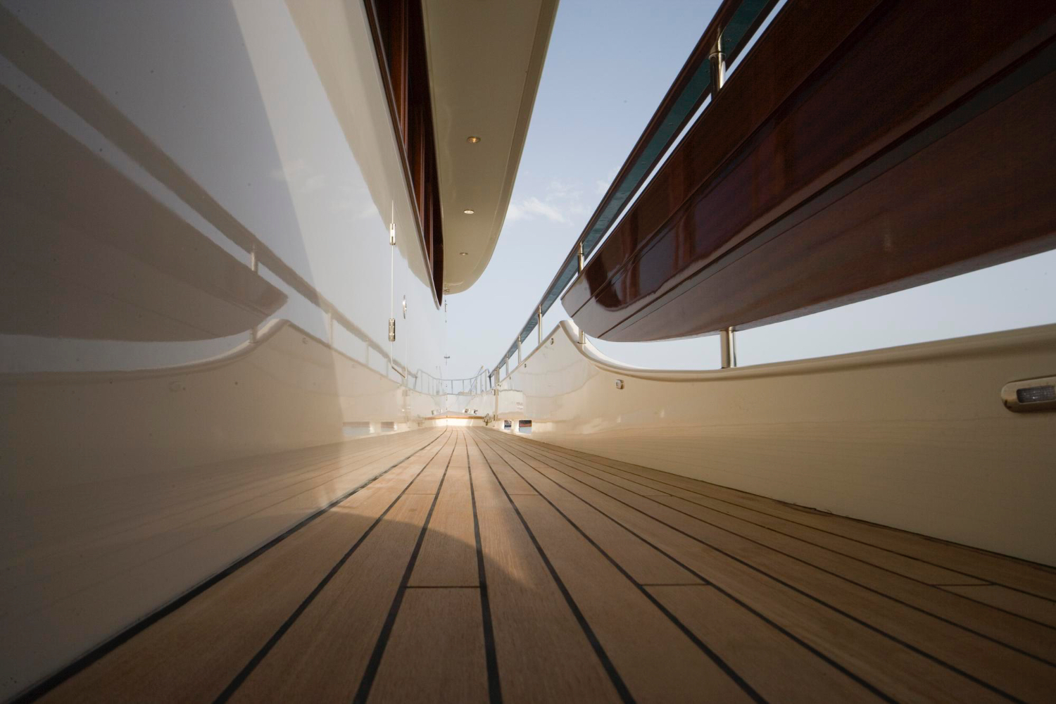 manutenzione-del-teak-a-bordo